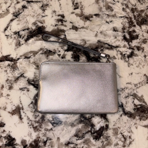 NWT Coach Corner Zip Leather Wristlet Perforated Flower In Metallic Silver - Picture 3 of 7